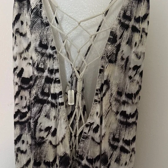 Indah Monochrome Patterned Garment - Picture 4 of 7